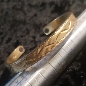 Avon Vintage Gold Textured Diamond Cut Like New Cuff Bracelet. Stamped